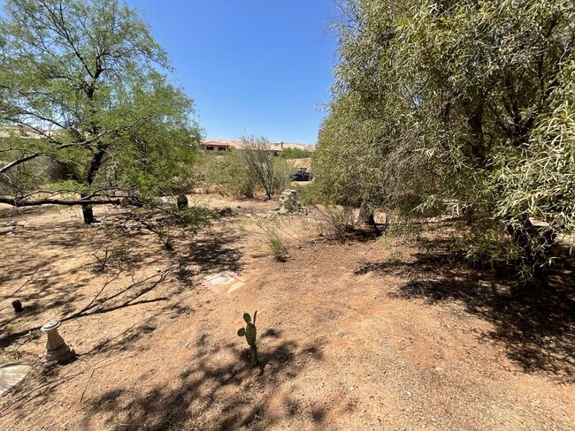 Building Photo - Great Northwest location Magee & La Canada