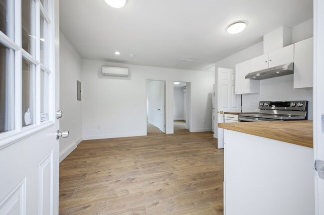 Building Photo - 2 Bedroom | 1 Bathroom | Private Back House