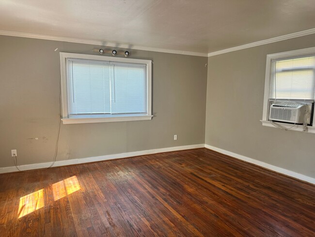 Building Photo - Studio available in the City of Williamsbu...