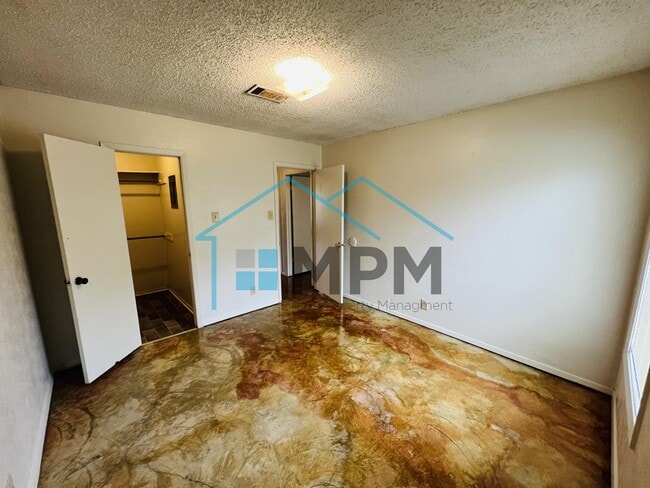 Building Photo - 48 Colonial Dr