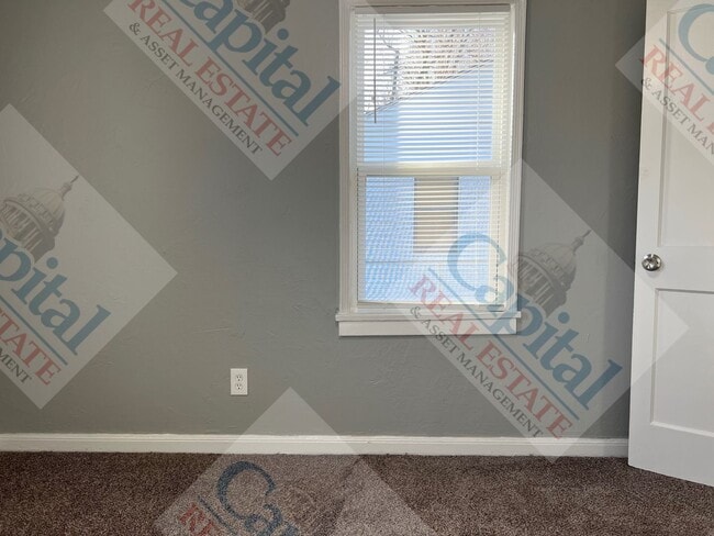 Building Photo - Cozy 2 Bedroom