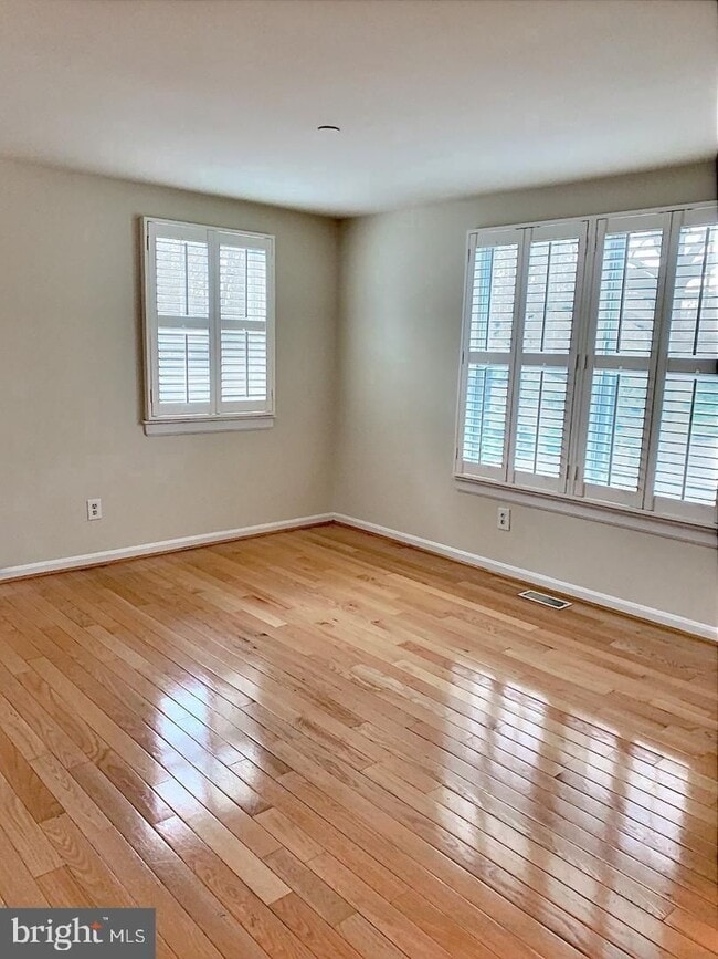 Building Photo - Welcome to this beautifully maintained brick end residence in the heart of Falls Church, where co...