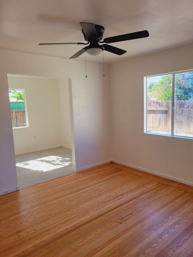 Building Photo - AVAILABLE NOW! 3 BEDROOM/2 BATH IN FAIRFIELD