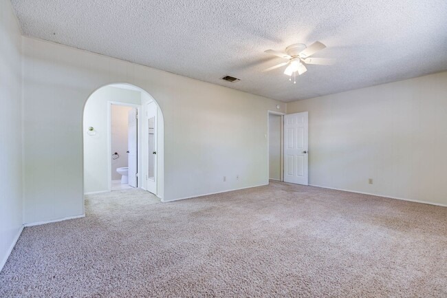 Building Photo - PAY NO SECURITY DEPOSIT! Spacious 3-bedroo...