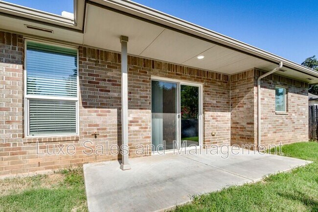 Building Photo - 504 Martina Ln