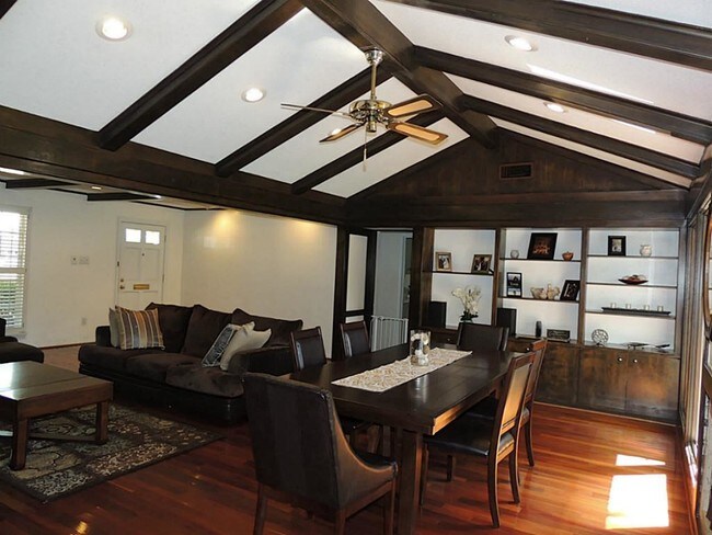 Building Photo - 8011 Meadowvale Dr
