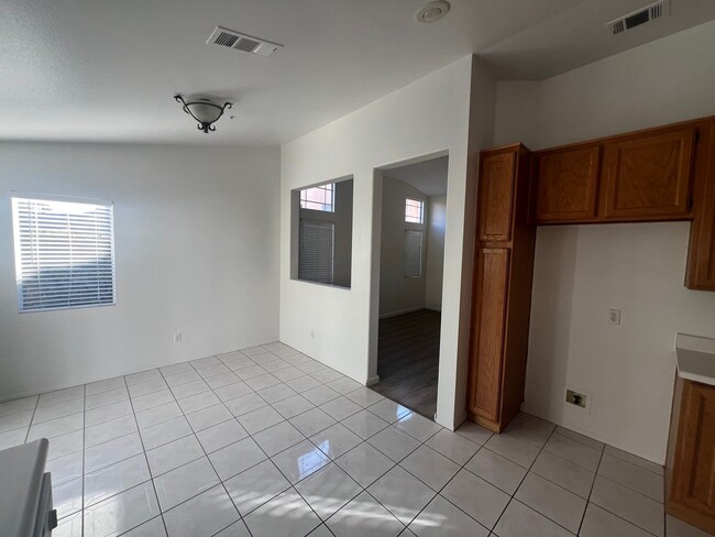 Building Photo - Beautiful upgraded 3 bedroom in Mission Grove!