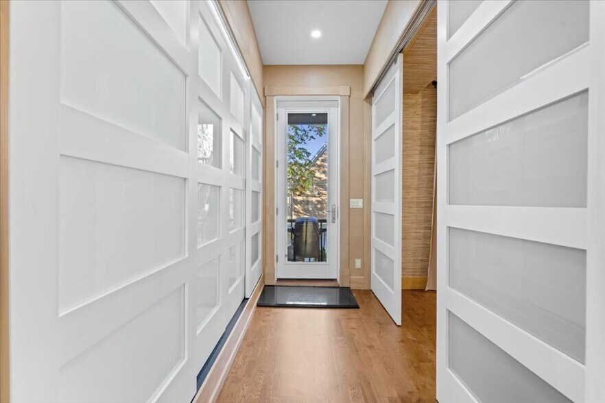 Building Photo - 1102 N Wolcott Ave