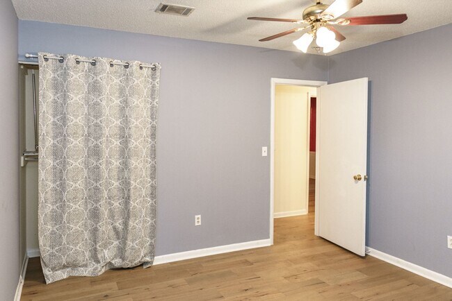 Building Photo - Beautiful 4 bedroom in the heart of Mossy ...