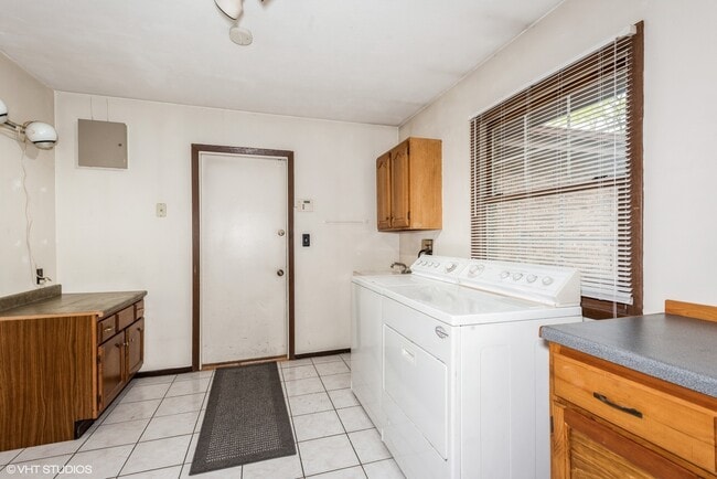 Building Photo - 116 S Walnut Ln