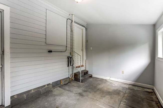 Building Photo - 3 Bed In Dayton- MOVE IN SPECIAL! Third Month Free!