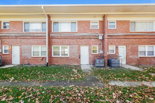 Building Photo - Charming 2 Bed, 1 Bath Apartment in Indianapolis - Don't Miss Out!