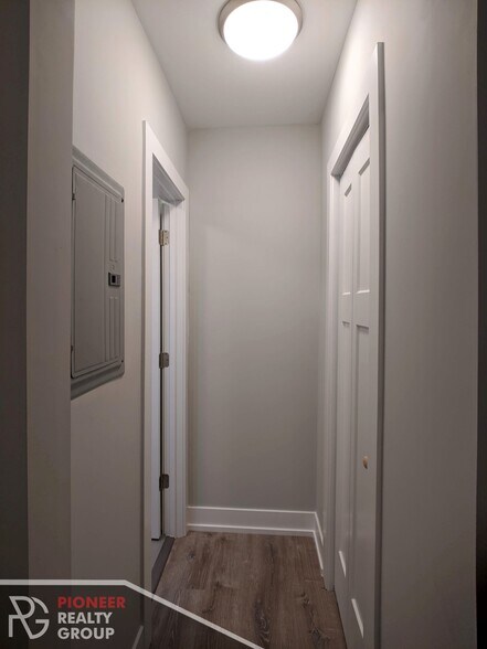 Building Photo - 437 W Belden