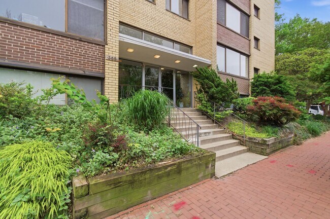 Building Photo - 305 C St NE