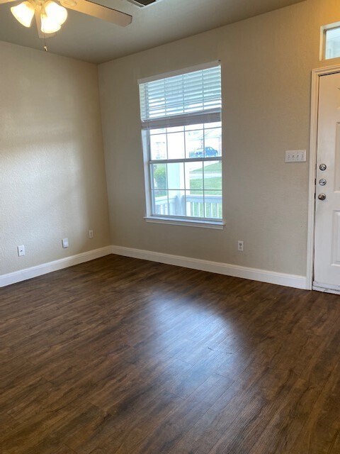 Building Photo - Well maintained duplex