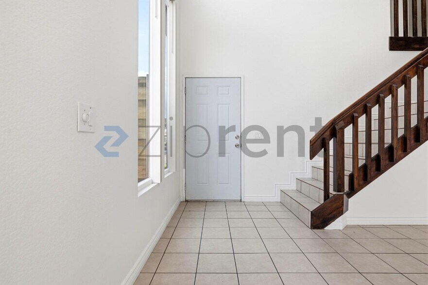 Building Photo - 23913 Parkland Ave