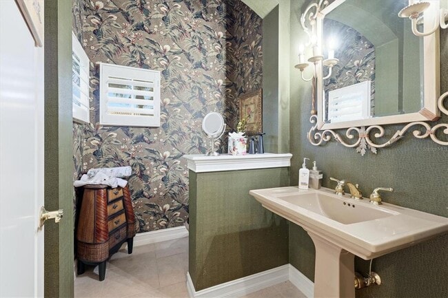 Building Photo - 1007 3rd St E