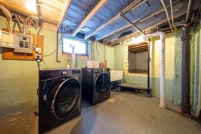 Building Photo - 3832 18th Ave S