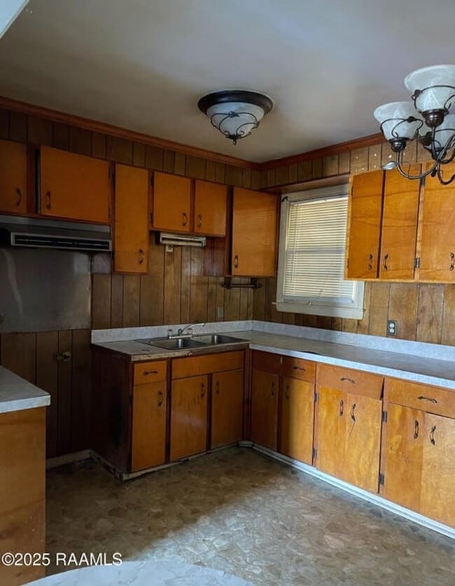 Building Photo - 3 Bed, 1 Bath Home – Section 8 Accepted