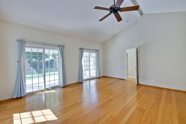 Building Photo - Beautiful 4 bedroom, 3 bath in desirable C...