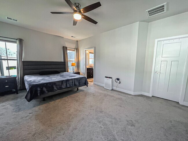 Building Photo - Luxurious 4 Bedroom 3.5 Bathroom End Unit ...