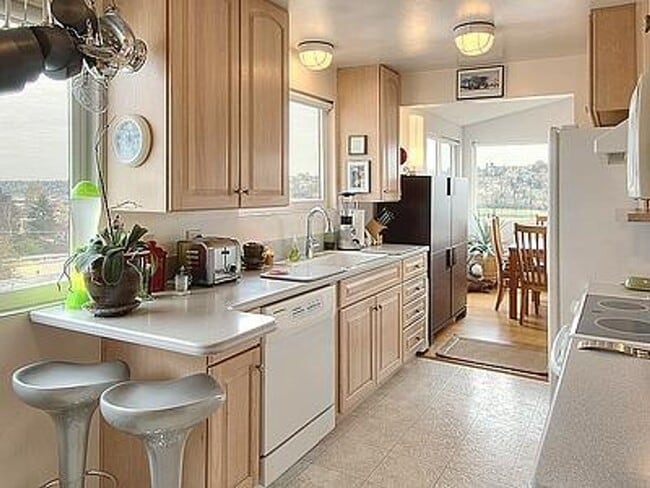 Building Photo - Luo Zhong Triplex