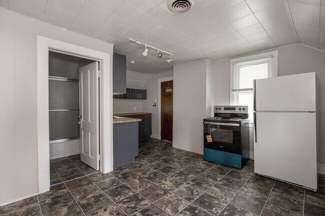 Building Photo - 3295 W 46th St