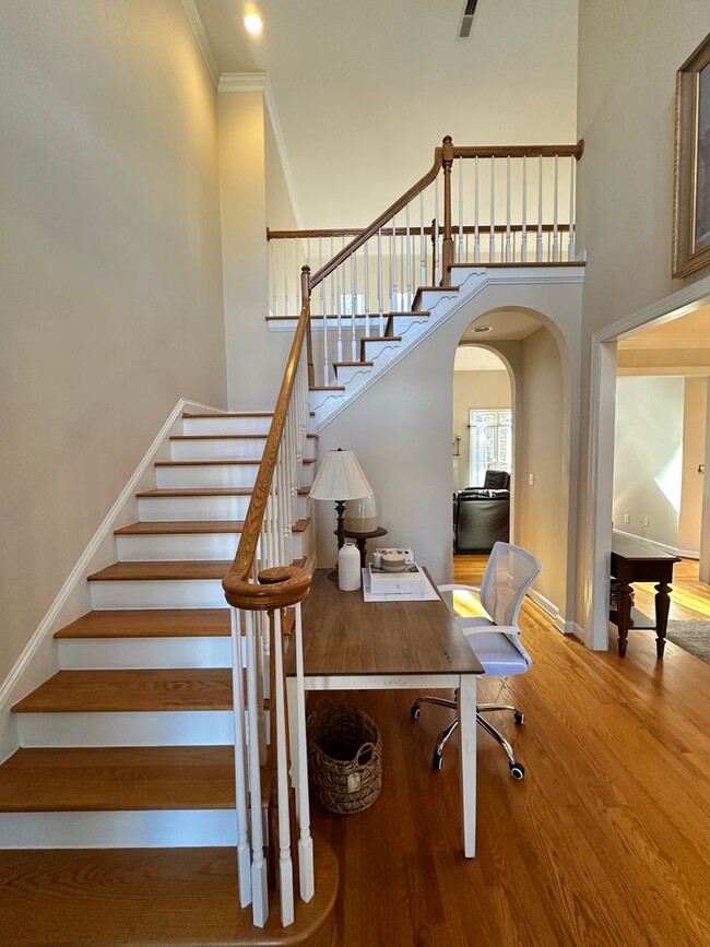 Building Photo - Stunning 5 bedroom 3 bath Carrboro Home with Fenced Yard and Hot Tub!