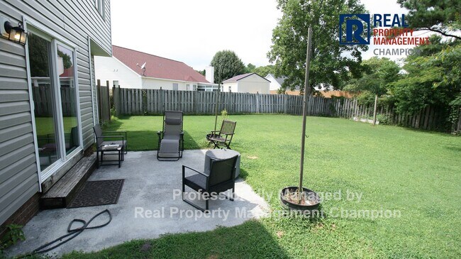 Building Photo - 4 BD/2.5 BA off Middle Sound Loop w/ Large...