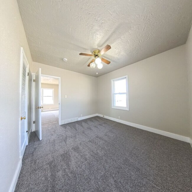 Building Photo - Newly remodeled 2 Bedroom 1 Bath Home