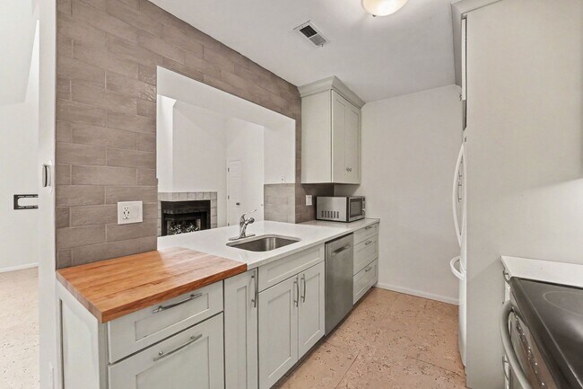 Building Photo - Bright Top-Floor 2 Bed, 2 Bath Condo with Loft & Vaulted Ceilings