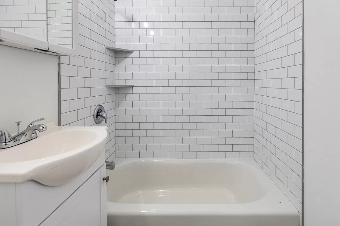 Building Photo - 425 W Baker Ave