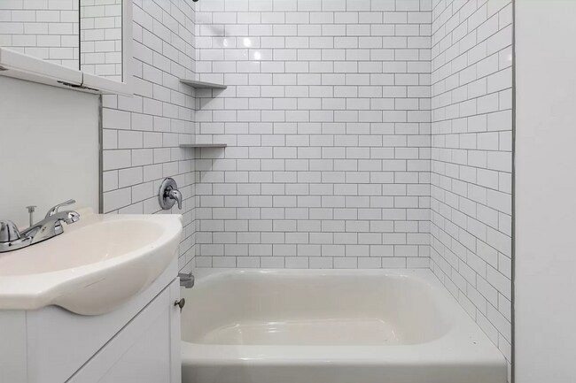 Building Photo - 425 W Baker Ave