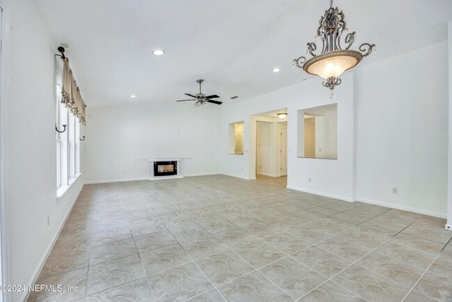 Building Photo - 657 MacKenzie Cir