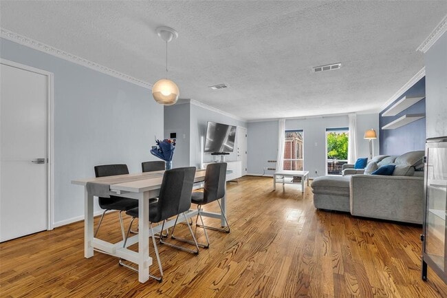 Building Photo - 386 N Post Oak Ln