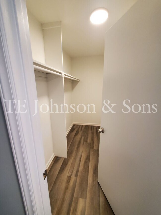Building Photo - 2 Bedroom Salem View Apartment!