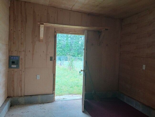 Building Photo - Don't Miss this 2 bedroom with Garage, Lar...