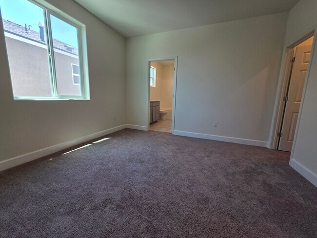 Building Photo - Newer 5 Bedroom 4.5 Bathroom in SE Visalia!! Coming soon!!
