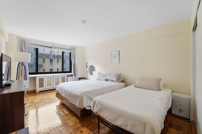 Building Photo - 420 E 64th St