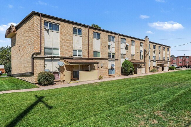 Building Photo - 232 S Brentwood St
