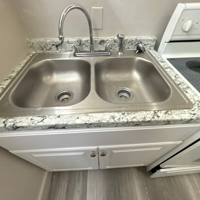 Building Photo - "Second Month of Rent FREE" Charming 2 Bed...