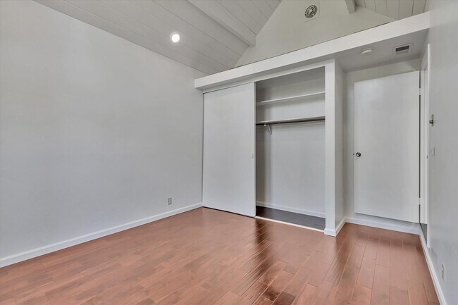 Building Photo - Sunnyvale Gem with Sleek Finishes & Though...