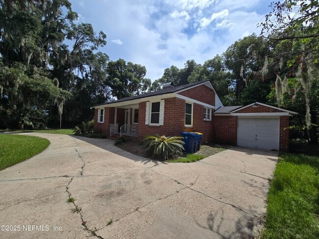 Building Photo - 5851 Clifton Ave