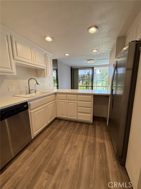 Building Photo - 5555 Canyon Crest Dr