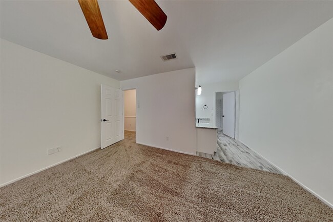 Building Photo - 2137 Parkdale Dr