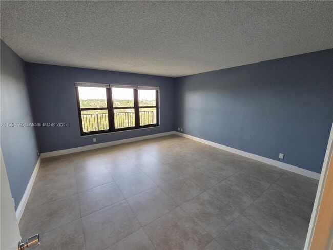 Building Photo - 3200 Port Royale Dr N