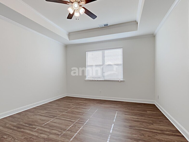 Building Photo - 5250 Valley Dr