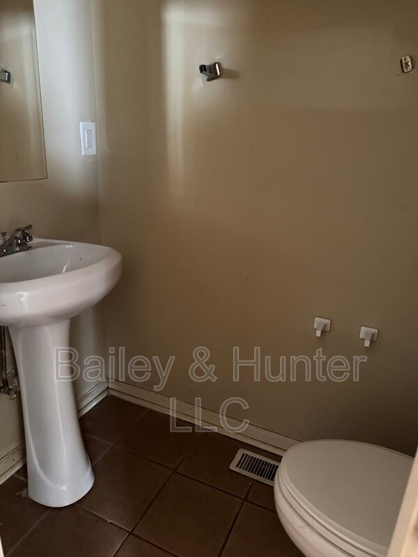 Building Photo - 218 Crumley St SW