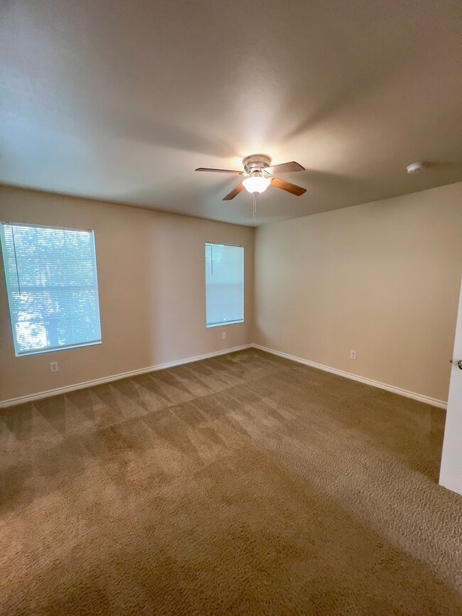 Building Photo - Beautiful Town Home in the Heart of San Antonio