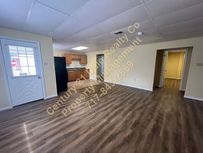 Building Photo - Very Spacious First Floor 2 Bedroom in Dov...